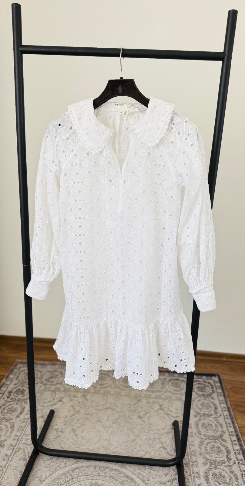Oh Polly дамска бяла рокля с бродерия – елегантна памучна рокля – размер XS