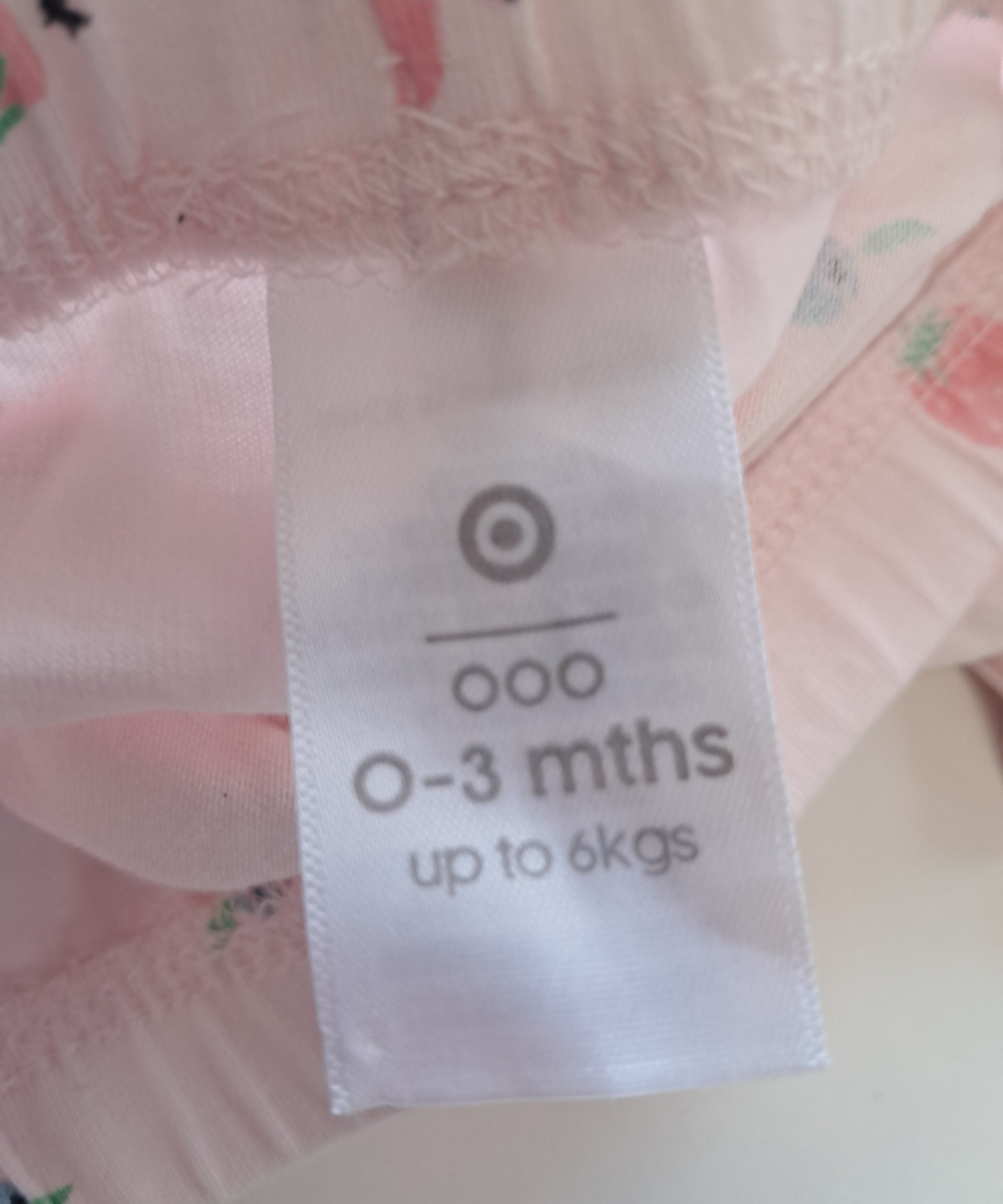 Target Baby бебешки клин с ягодки – 0-3 месеца