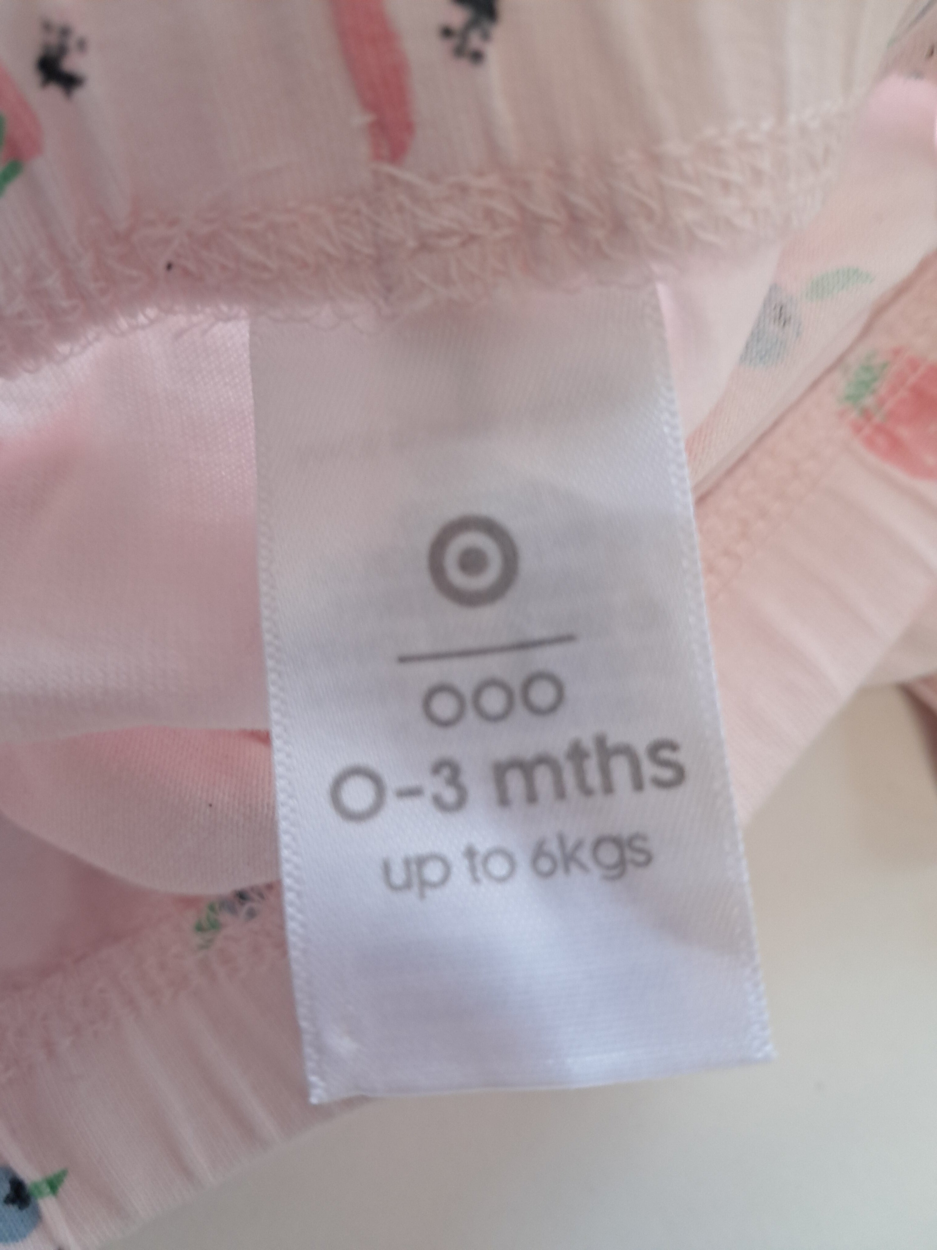 Target Baby бебешки клин с ягодки – 0-3 месеца